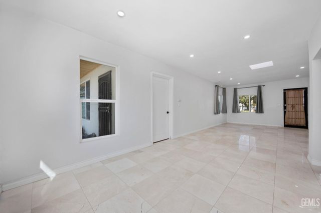 911 BALDWIN Road, Bakersfield, CA 93304