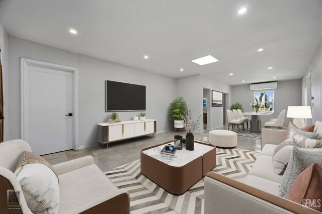 911 BALDWIN Road, Bakersfield, CA 93304