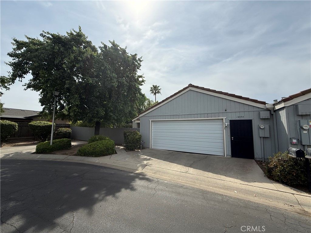 Image 2 of property listing at 1854 Cougar Lane, Clovis, CA 93611
