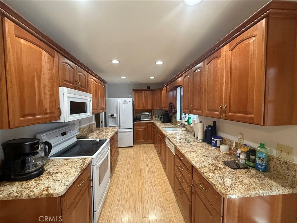 Image 3 of property listing at 1854 Cougar Lane, Clovis, CA 93611