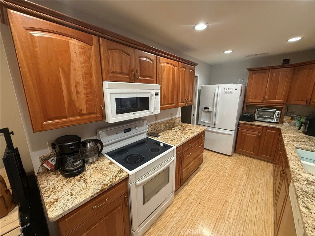 Image 4 of property listing at 1854 Cougar Lane, Clovis, CA 93611