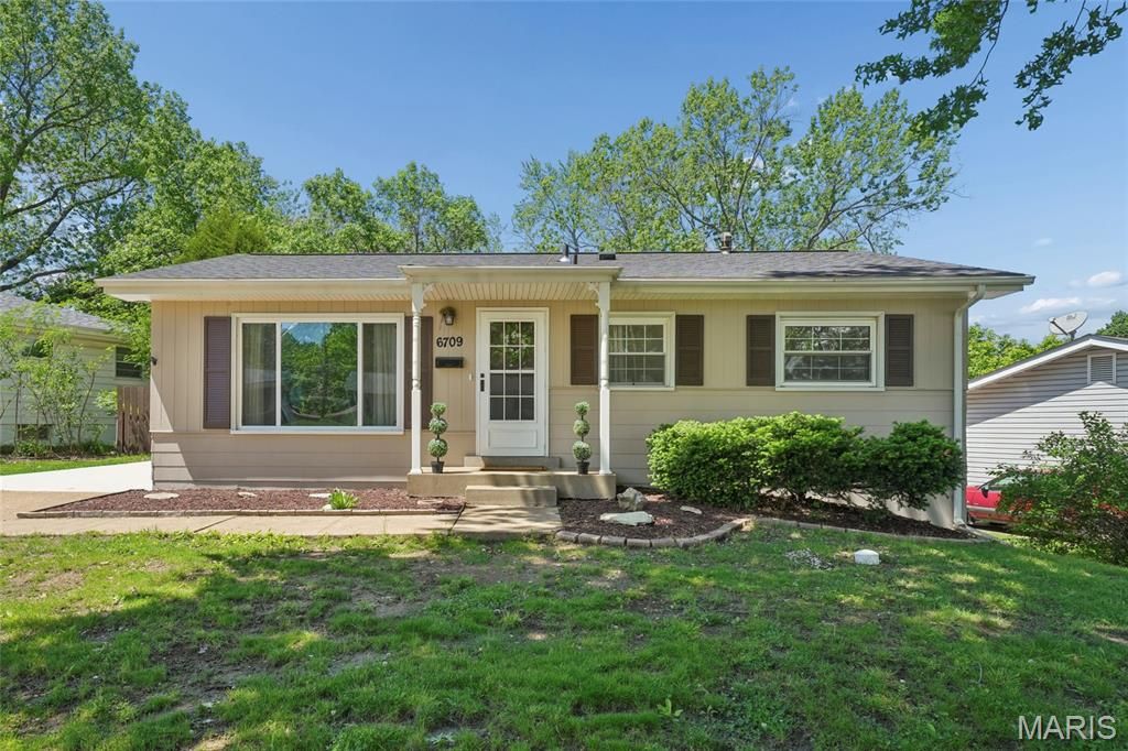 6709 Village Square Drive, Hazelwood, MO 63042