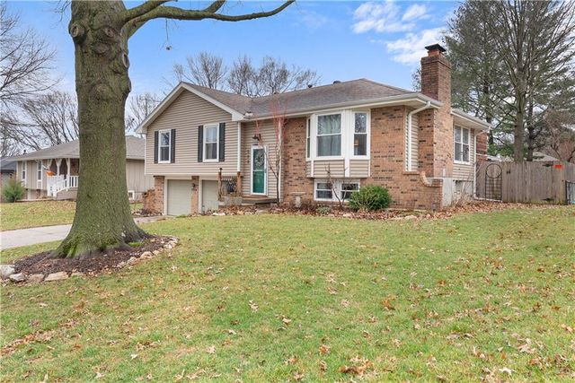 508 NE STONEWALL Drive, Blue Springs, MO 64014