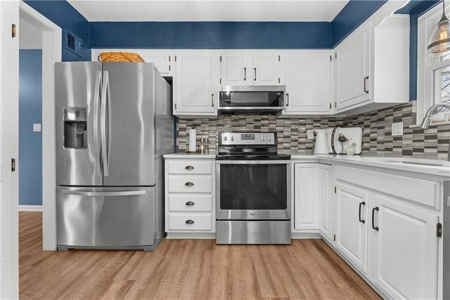 508 NE STONEWALL Drive, Blue Springs, MO 64014