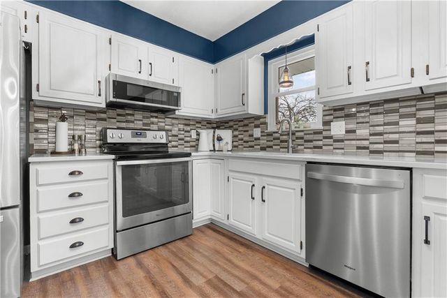 508 NE STONEWALL Drive, Blue Springs, MO 64014