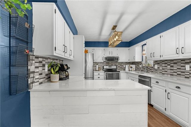 508 NE STONEWALL Drive, Blue Springs, MO 64014