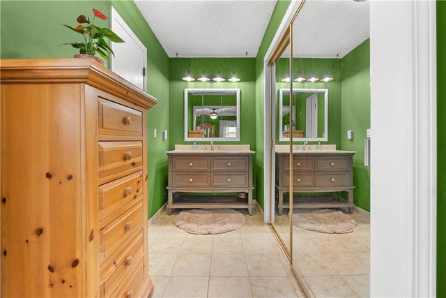 508 NE STONEWALL Drive, Blue Springs, MO 64014