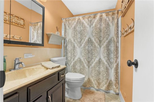 508 NE STONEWALL Drive, Blue Springs, MO 64014