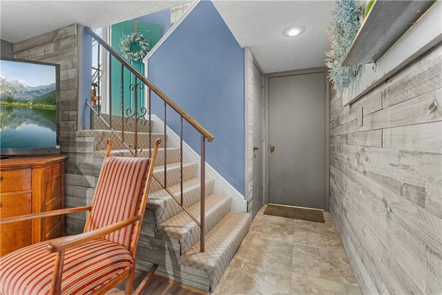 508 NE STONEWALL Drive, Blue Springs, MO 64014