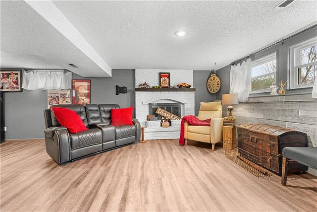 508 NE STONEWALL Drive, Blue Springs, MO 64014