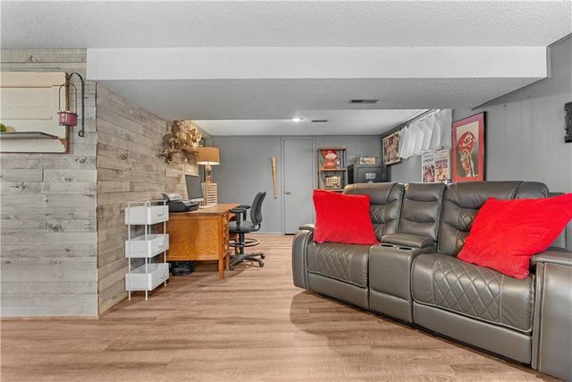 508 NE STONEWALL Drive, Blue Springs, MO 64014