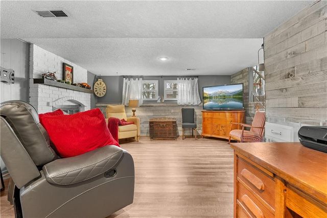 508 NE STONEWALL Drive, Blue Springs, MO 64014