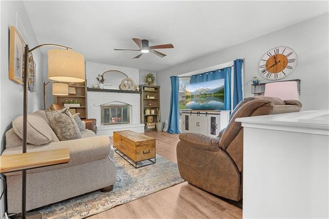 508 NE STONEWALL Drive, Blue Springs, MO 64014