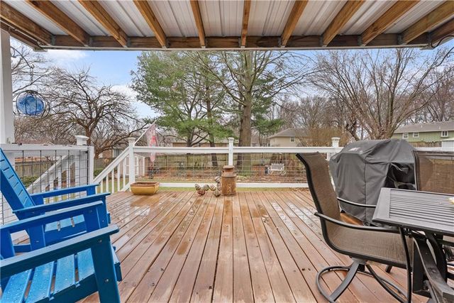 508 NE STONEWALL Drive, Blue Springs, MO 64014