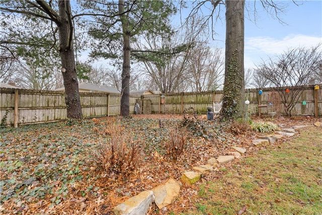 508 NE STONEWALL Drive, Blue Springs, MO 64014