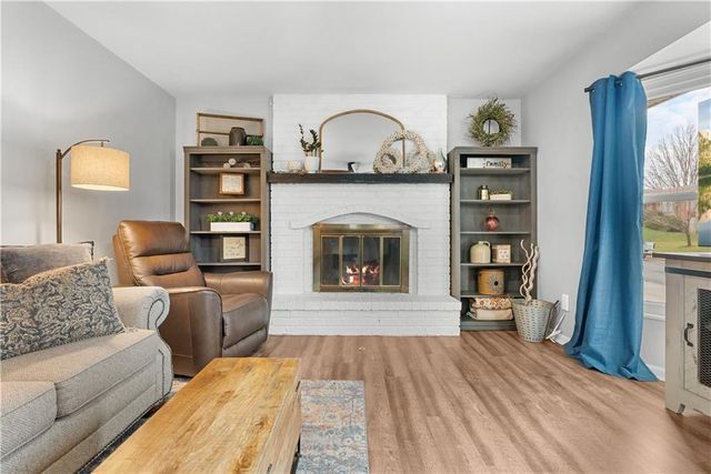 508 NE STONEWALL Drive, Blue Springs, MO 64014