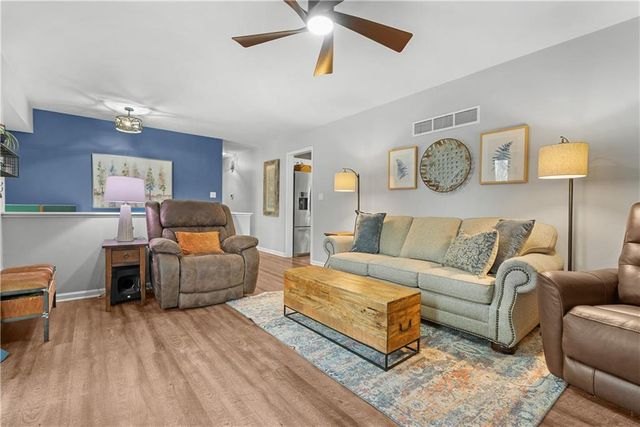 508 NE STONEWALL Drive, Blue Springs, MO 64014