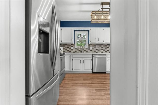 508 NE STONEWALL Drive, Blue Springs, MO 64014