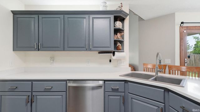 325 Ridge Hill Place, Fort Wayne, IN 46804