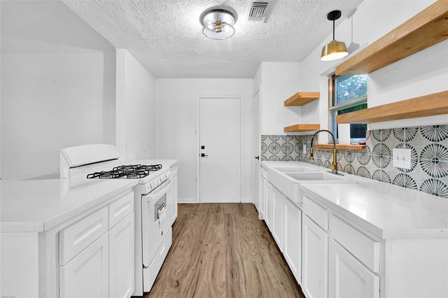 4001 Stoneybrook Street, Baytown, TX 77521