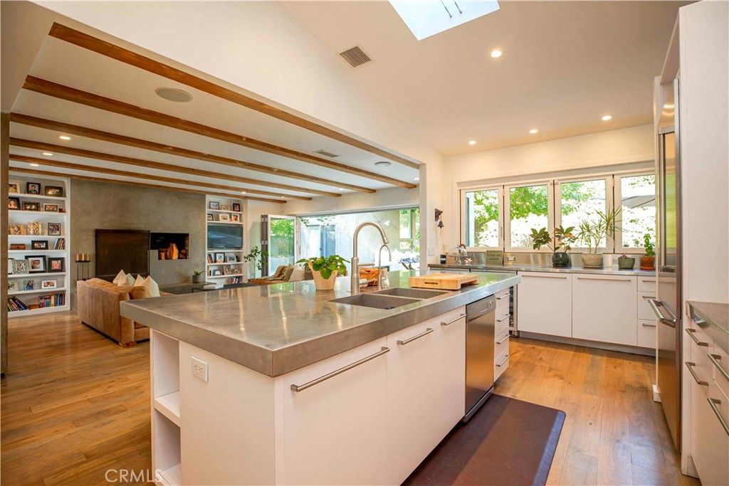 Image 10 of property listing at 5128 Hillard, La Canada Flintridge, CA 91011