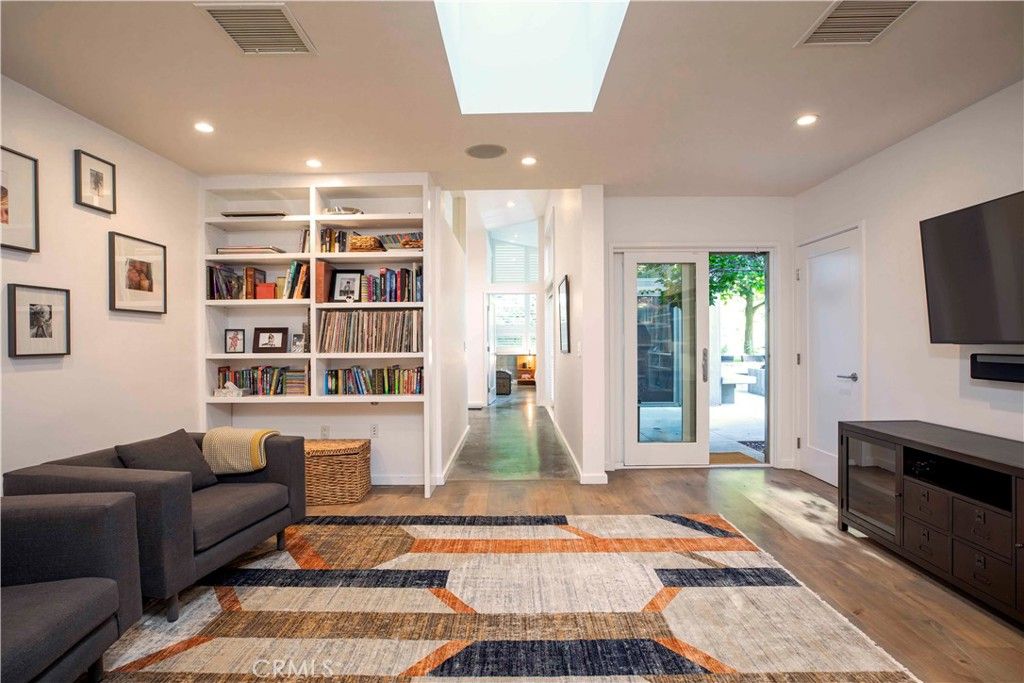 Image 15 of property listing at 5128 Hillard, La Canada Flintridge, CA 91011