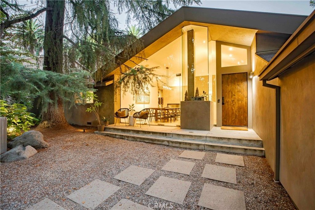 Image 2 of property listing at 5128 Hillard, La Canada Flintridge, CA 91011