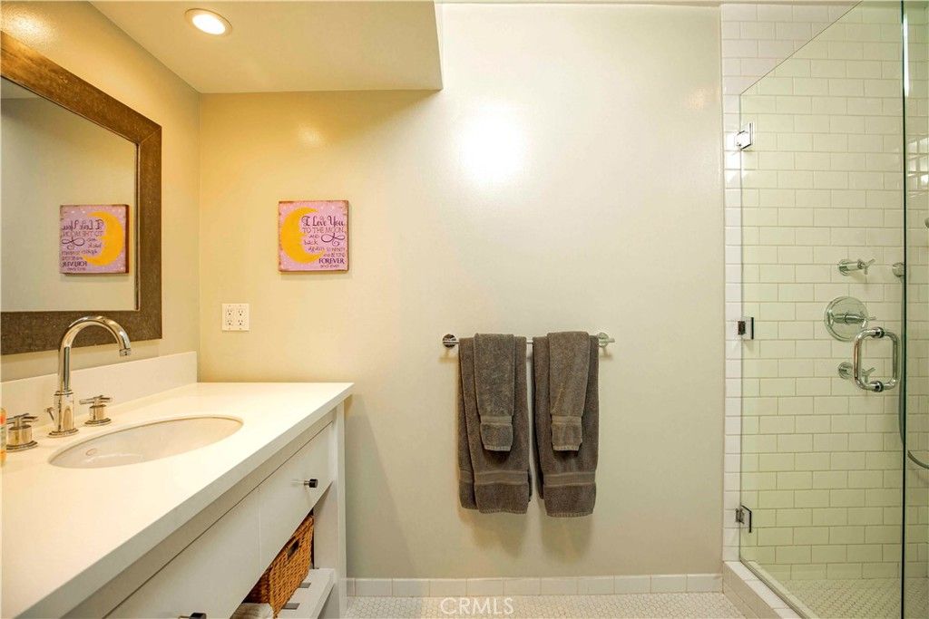 Image 20 of property listing at 5128 Hillard, La Canada Flintridge, CA 91011