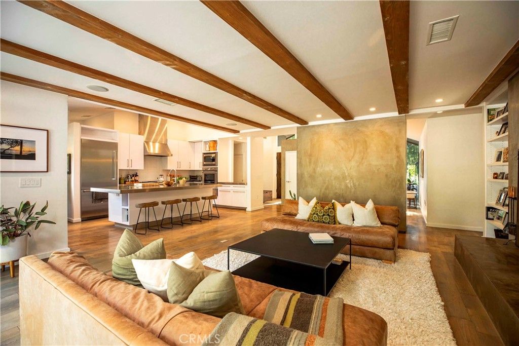 Image 6 of property listing at 5128 Hillard, La Canada Flintridge, CA 91011