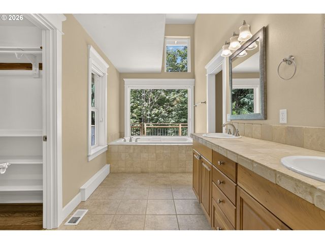 2427 Se ELLIOTT Dr, Gresham, OR 97080