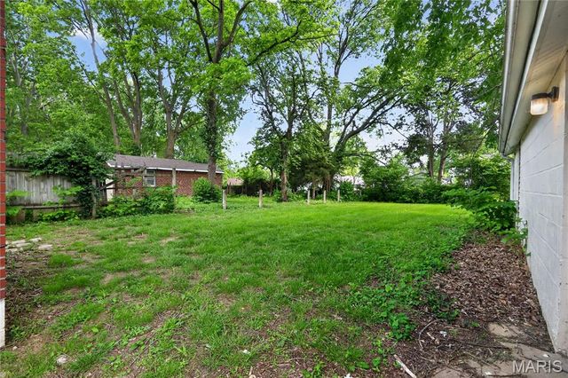 8244 Monroe Avenue, St Louis, MO 63114