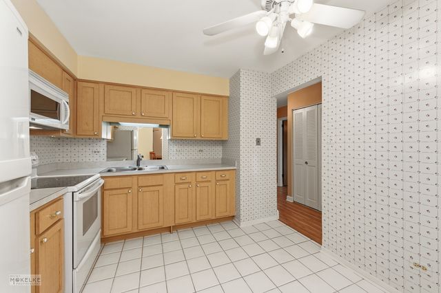 7502 Farmingdale Drive 206, Darien, IL 60561