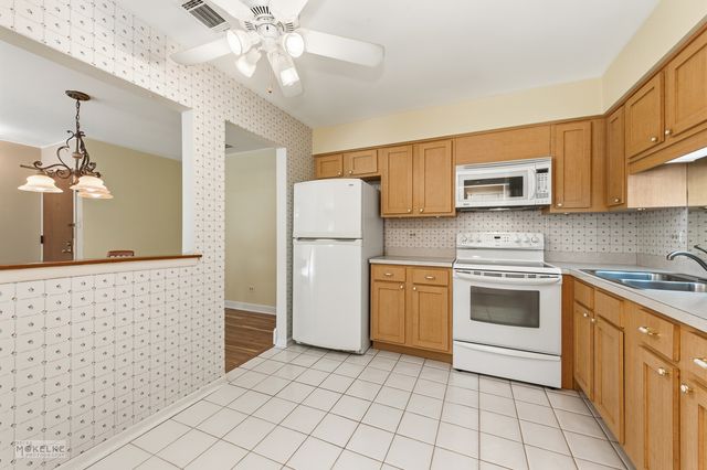 7502 Farmingdale Drive 206, Darien, IL 60561