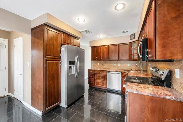 7 Carto Circle, Deer Park, NY 11729