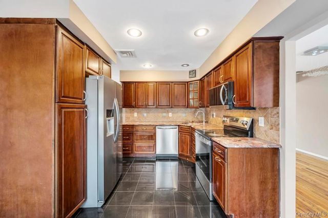 7 Carto Circle, Deer Park, NY 11729