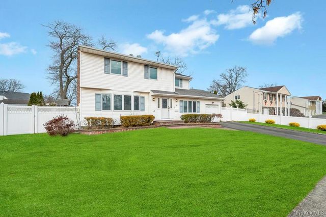 7 Carto Circle, Deer Park, NY 11729