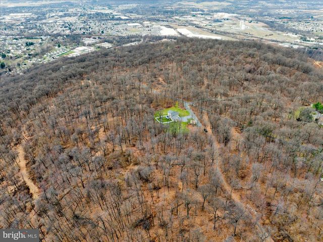 402 MOUNTAINSIDE RD, Temple, PA 19560