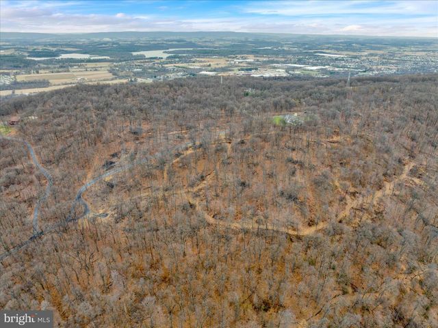 402 MOUNTAINSIDE RD, Temple, PA 19560