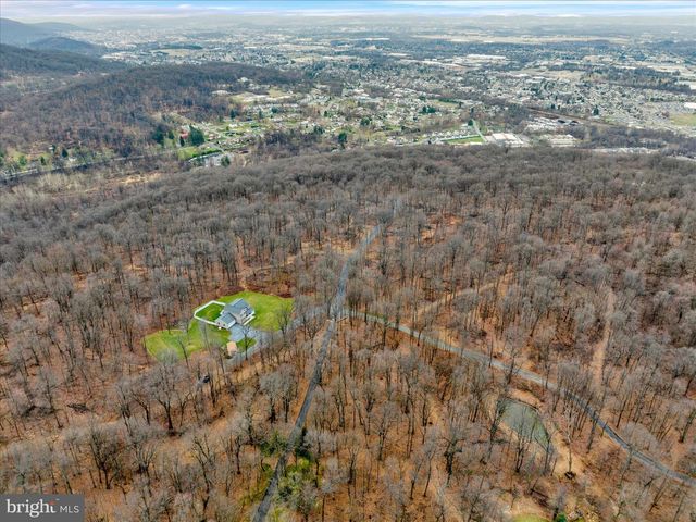 402 MOUNTAINSIDE RD, Temple, PA 19560