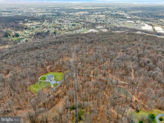 402 MOUNTAINSIDE RD, Temple, PA 19560