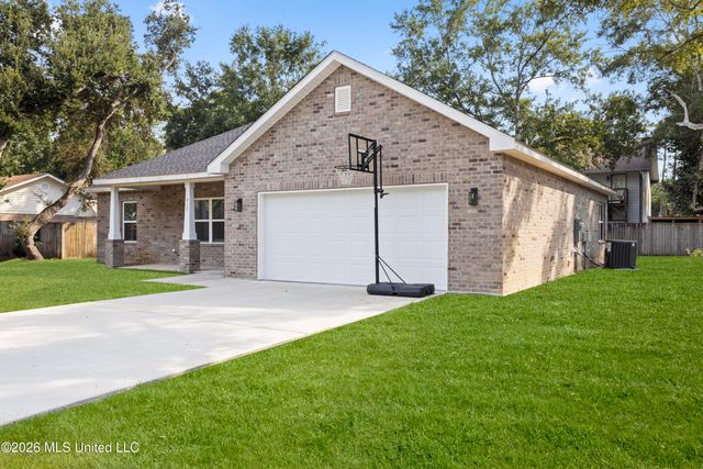 617 Peach Street, Ocean Springs, MS 39564