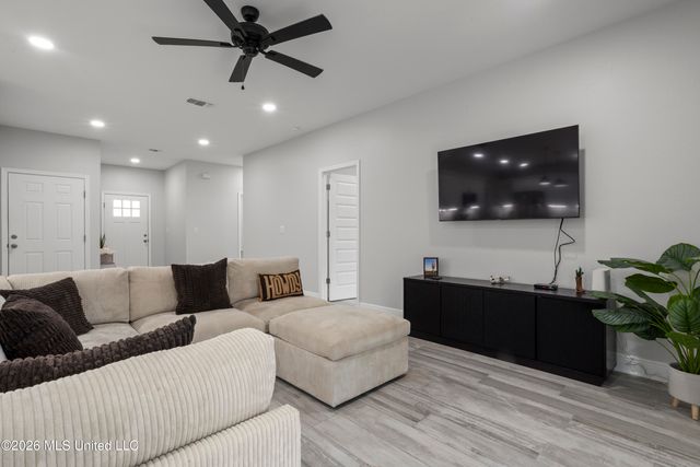 617 Peach Street, Ocean Springs, MS 39564