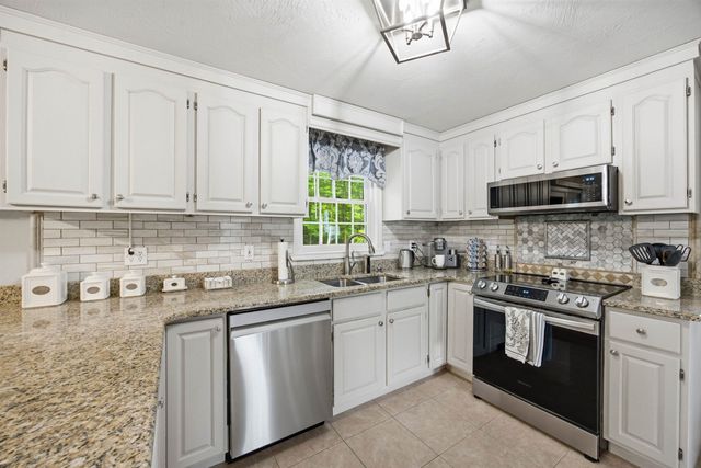 3 Faye Lane, Londonderry, NH 03053