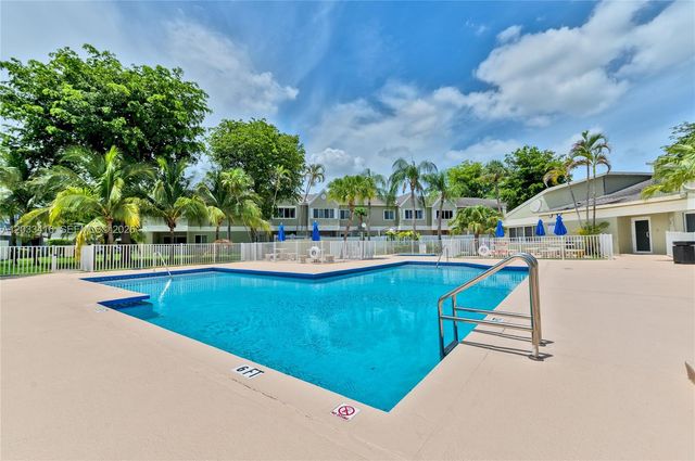17485 NW 67th Ct D-21, Hialeah, FL 33015