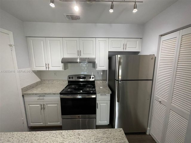 17485 NW 67th Ct D-21, Hialeah, FL 33015