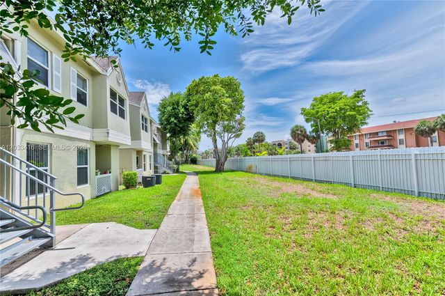 17485 NW 67th Ct D-21, Hialeah, FL 33015