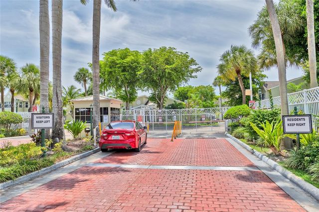 17485 NW 67th Ct D-21, Hialeah, FL 33015