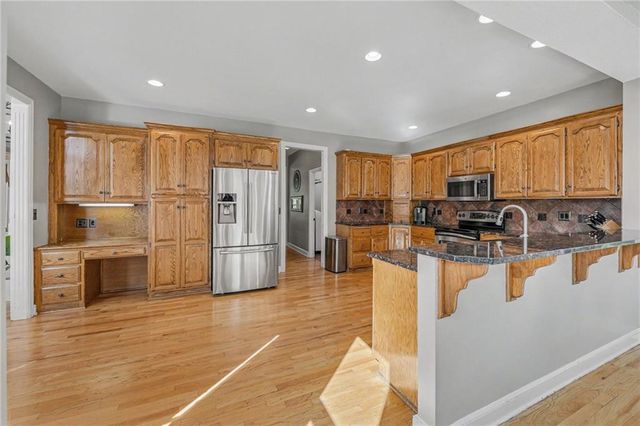 5653 Gresham Circle, Parkville, MO 64152