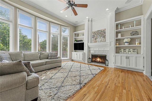 5653 Gresham Circle, Parkville, MO 64152