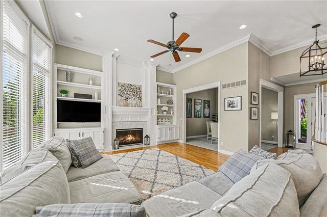 5653 Gresham Circle, Parkville, MO 64152